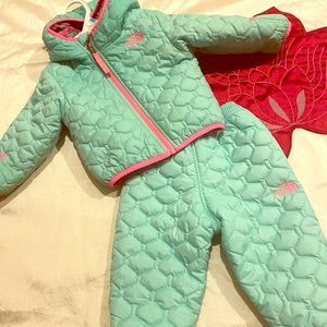 The North Face girls reversible snow suit 💚💚